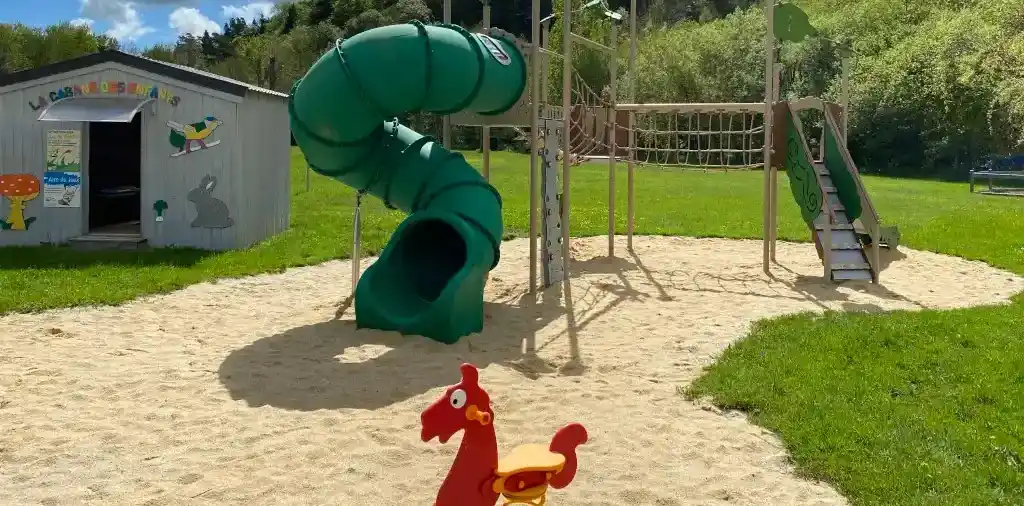 terrain de jeux du camping Les Bombves au lac Hambon dans le Puy de Dôme